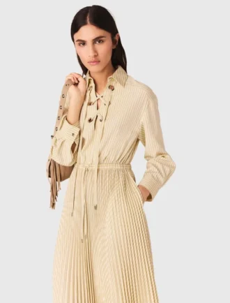 Vestido largo plisado con ojales