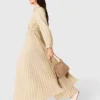 Vestido largo plisado con ojales Vestido largo plisado con ojales