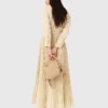 Vestido largo plisado con ojales Vestido largo plisado con ojales