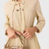 Vestido largo plisado con ojales Vestido largo plisado con ojales