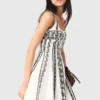 Vestido mini con tirantes bordados Vestido mini con tirantes bordados