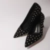 Zapatos de salón con punta afilada y pedrería
