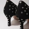 Zapatos de salón con punta afilada y pedrería