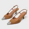 Zapatos de salón de ante con puntera metalizada