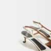 Zapatos de tacón con tiras de piel plateada