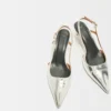 Zapatos de tacón con tiras de piel plateada