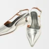 Zapatos de tacón con tiras de piel plateada